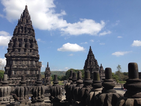 普兰巴南寺庙群位于印度尼西亚日惹城以东17公里处