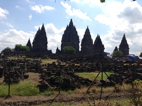普兰巴南寺庙群是印尼著名的历史古迹，由250座大大小小的陵庙组成