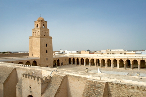 凯鲁万位于突尼斯中部，是凯鲁万省首府