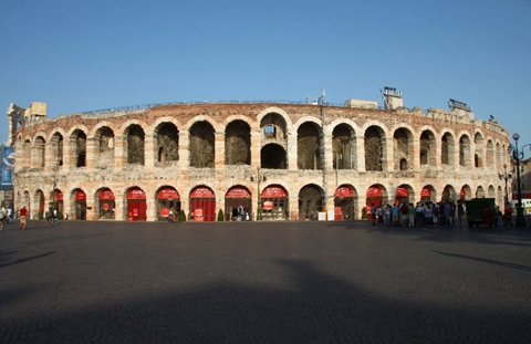 建于公元1世纪的阿莱纳圆形大剧场，保存完好