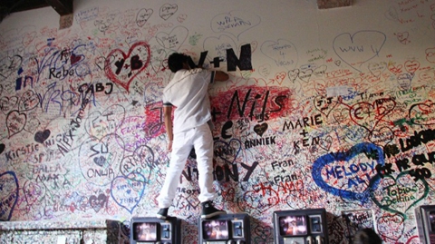 朱丽叶故居墙上，无数游客爱情誓言的涂鸦