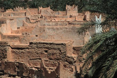 加达梅斯古镇位于非洲利比亚汉拉地区以西，是撒哈拉北部边缘最古老的城市之一
