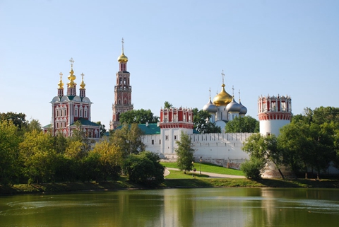 新圣女修道院的内部装饰华丽，是俄罗斯最高建筑成就的典范