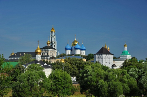 谢尔吉圣三一大修道院位于莫斯科东北70公里处的谢尔吉耶夫市