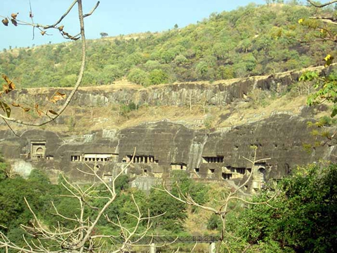阿旃陀石窟位于印度马哈拉斯特拉邦北部文达雅山的悬崖上