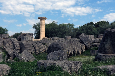 奥林匹亚遗址位于伯罗奔尼撒半岛的山谷，自史前时代以来就有人居住