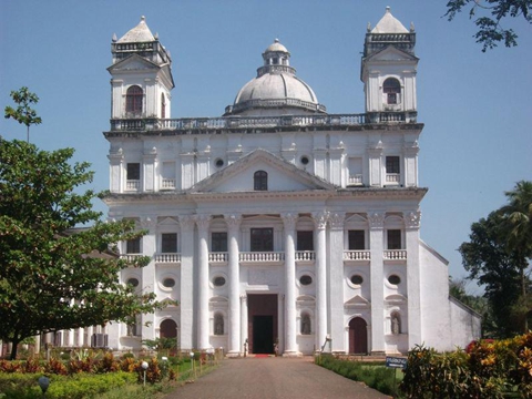 果阿全城共有60座教堂和修道院