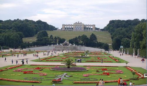 美泉宫背面的皇家花园是一座典型的法国式园林
