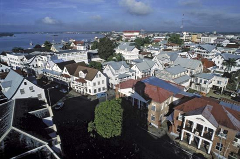 帕拉马里博位于南美洲热带地区北海岸上