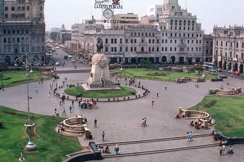利马的历史中心位于秘鲁首都利马市武器广场周围
