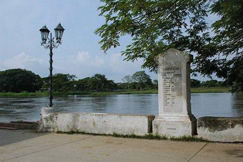 蒙波斯挨着一条大河，20世纪前是西班牙殖民地重要的商埠