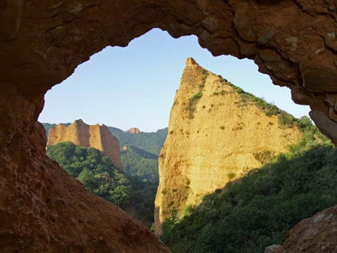 拉斯梅德拉斯山区腹地可见大量开采过的矿井