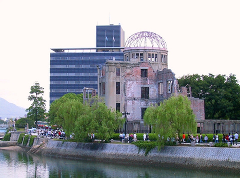 广岛和平公园内纪念仪式，为当地人民建立信心