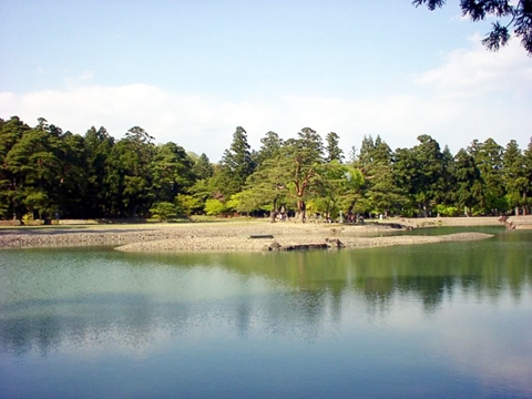 但是到现在，平泉当地人也还认为金鸡山是他们的守护之神，对山神无比的尊敬。