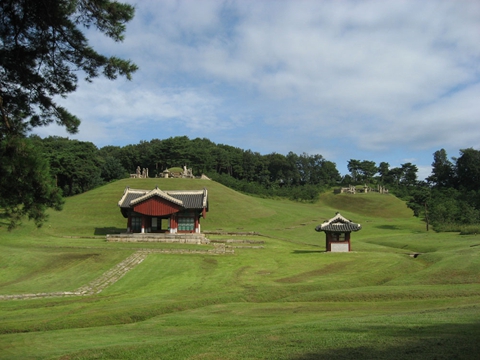 朝鲜王陵是在“逝者安息，生者缅怀逝者”的圣地理念下建造而成。