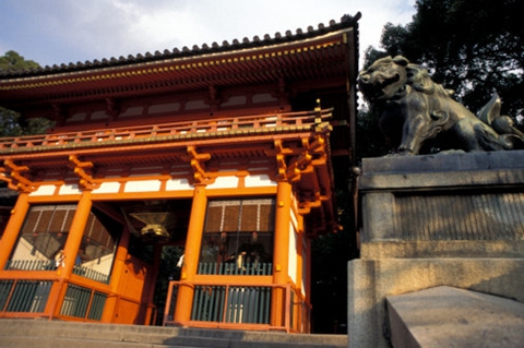 城内外古色古香的寺院、神社和亭台楼阁，与现代化建筑错落相间
