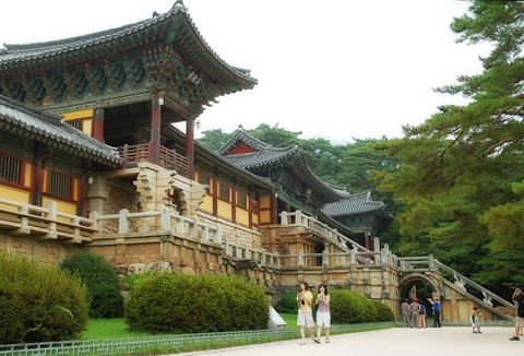 佛国寺始建于公元 530年 ，公元751年由国相金大城扩建，774年竣工。