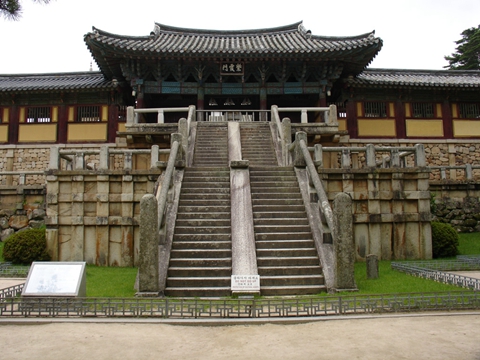 石窟庵建于公元8世纪，位于吐含山的斜坡上