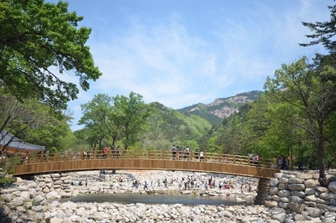 佛国寺山门位于远离寺院的山道上，经过长长的香道、莲池