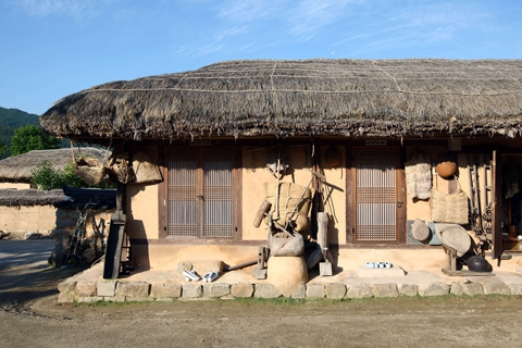 良洞村沿山坡分布着，平地上聚集着下人们居住的草屋