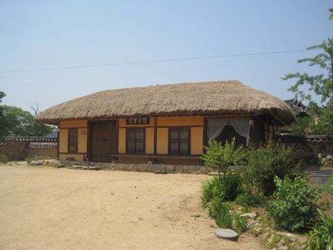 洛东江环抱的河回村是丰山柳氏居住的地方