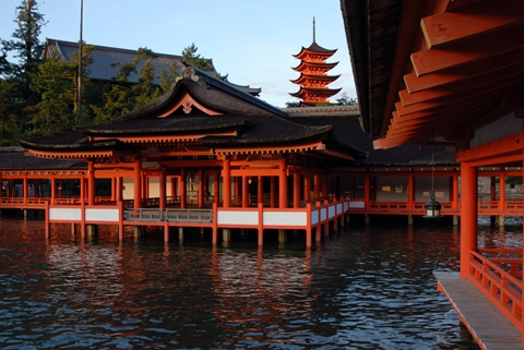 严岛神社大部分建于12世纪，建筑风格庄严华丽