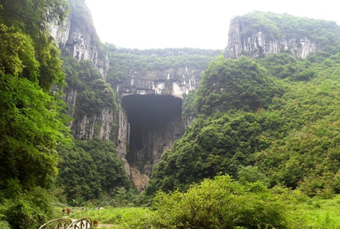 武隆天生桥，是全国罕见的地质奇观生态型旅游区，属典型的喀斯特地貌