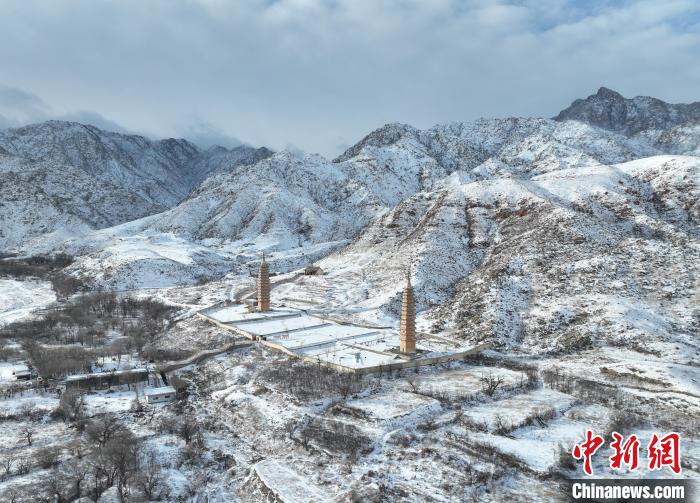 宁夏银川:雪落古塔静谧如画