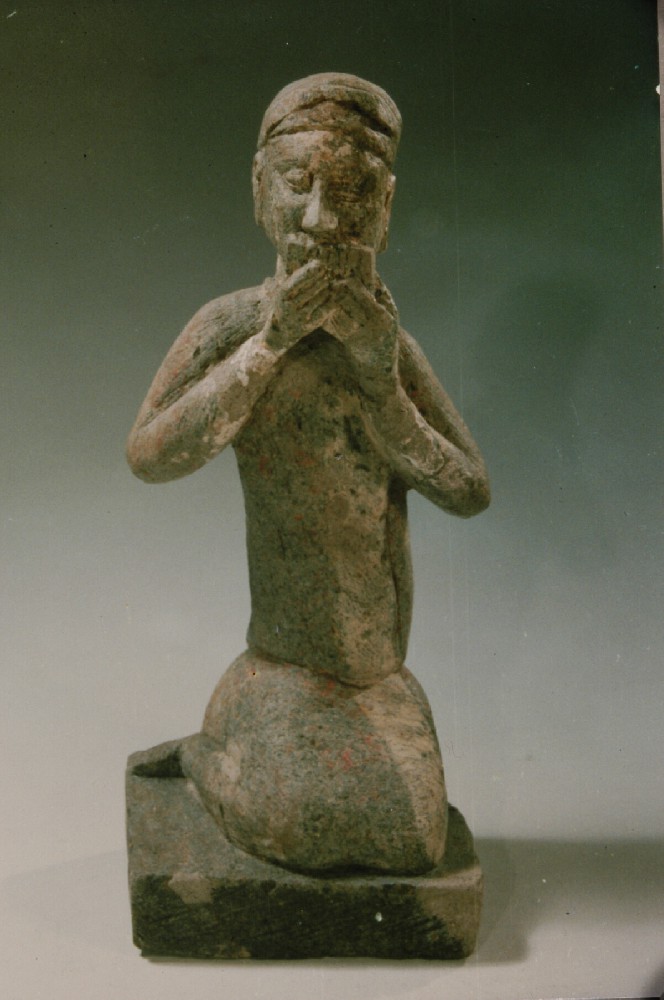 隋贴金彩绘执排箫乐伎俑 石.jpg