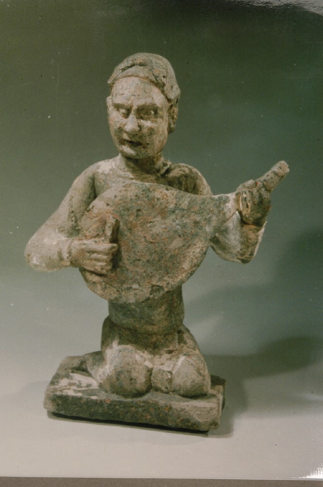 Z1672 隋贴金彩绘执琵琶乐伎俑 隋 石.jpg